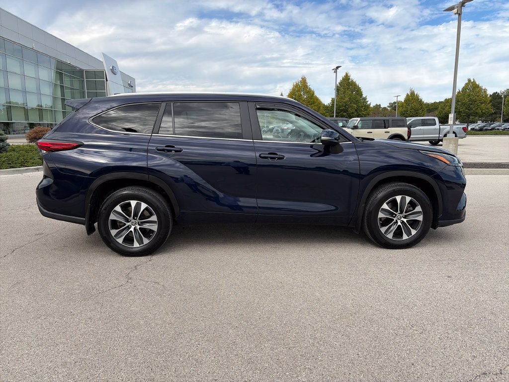 Used 2023 Toyota Highlander XLE AWD/4WD image 8