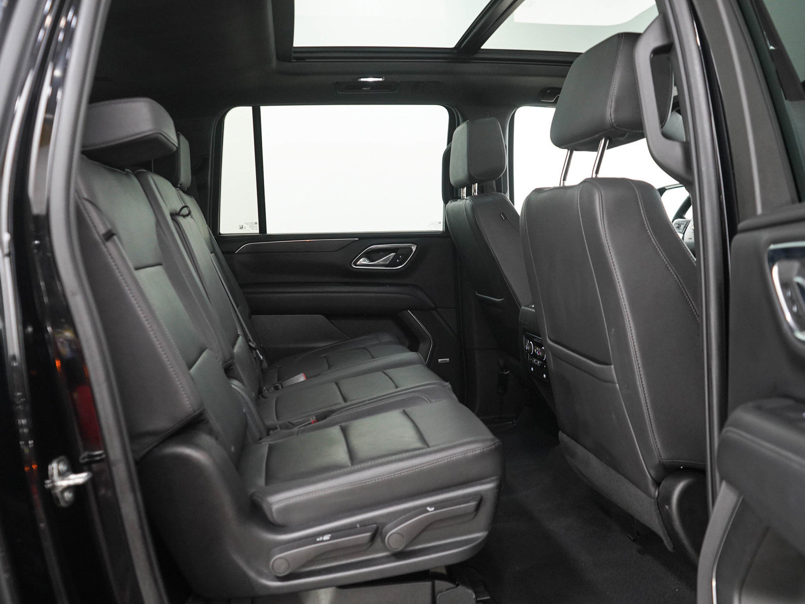 Used 2023 Chevrolet Suburban LT w/ Luxury Package AWD/4WD image 12