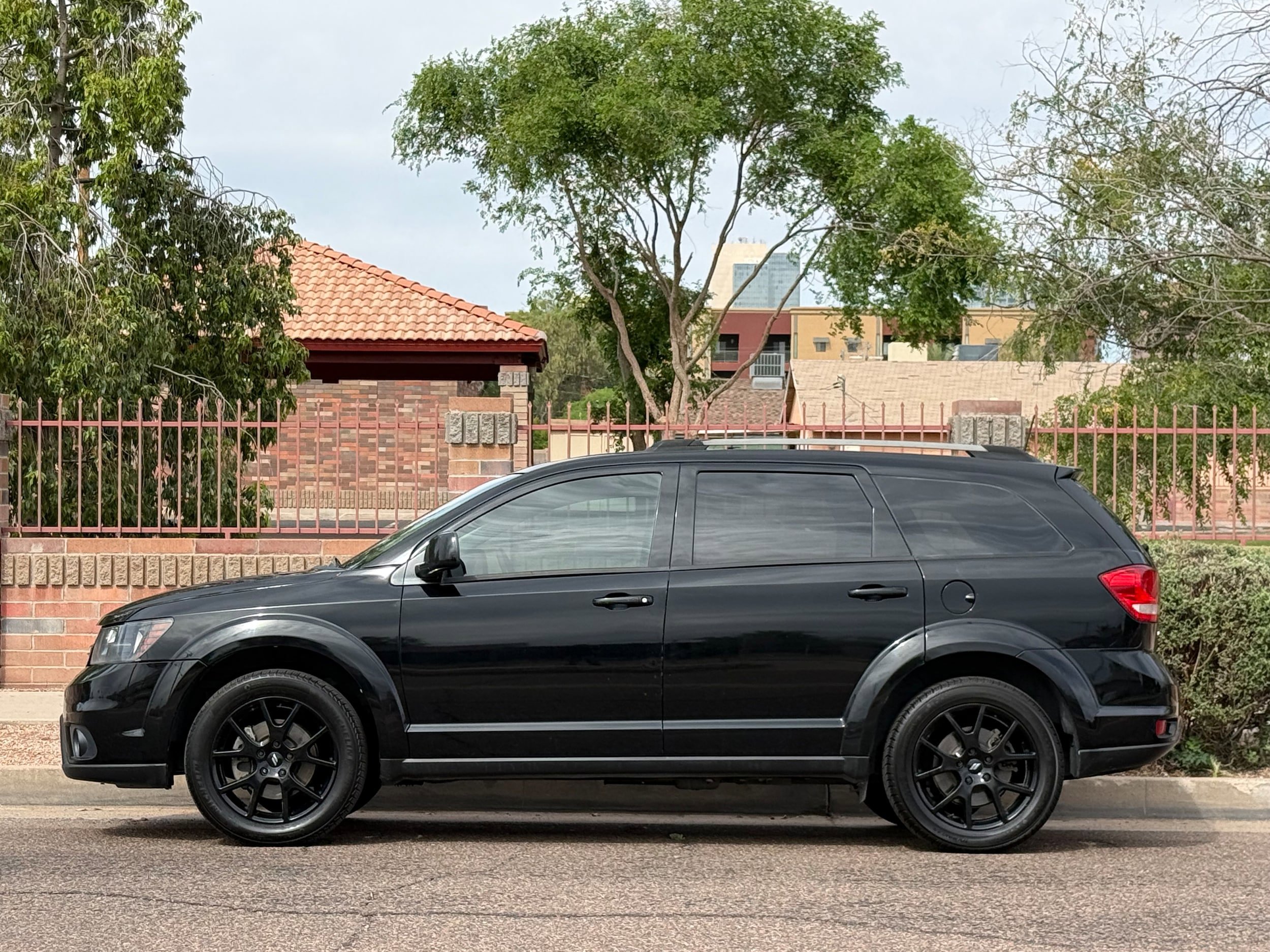 Used 2018 Dodge Journey SXT w/ Blacktop Package FWD image 3