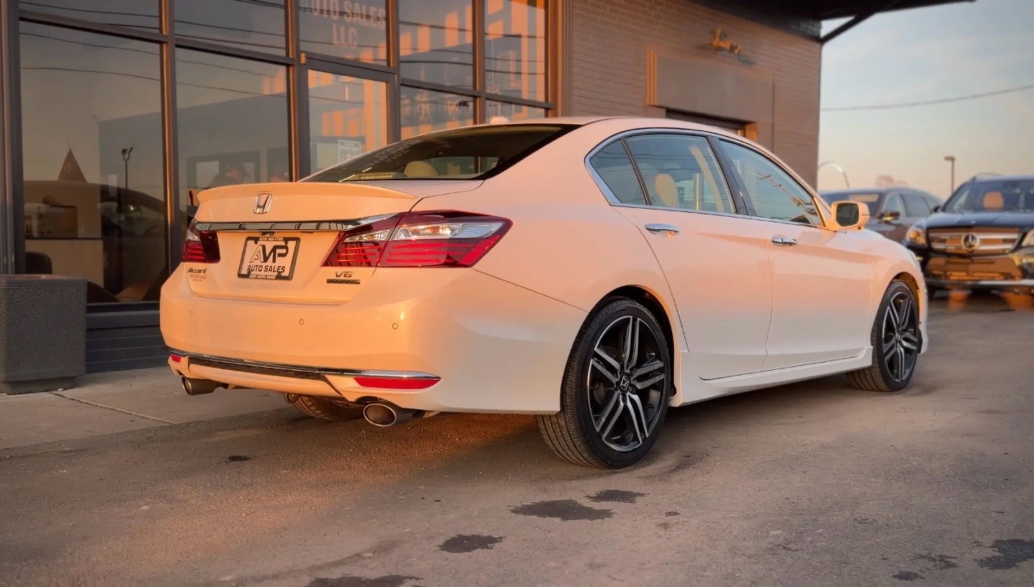 Used 2017 Honda Accord Touring image 2