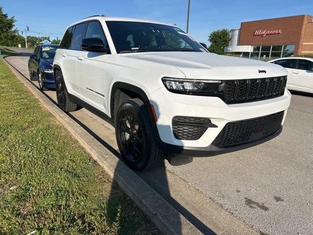 Used 2025 Jeep Grand Cherokee Altitude AWD/4WD image 2