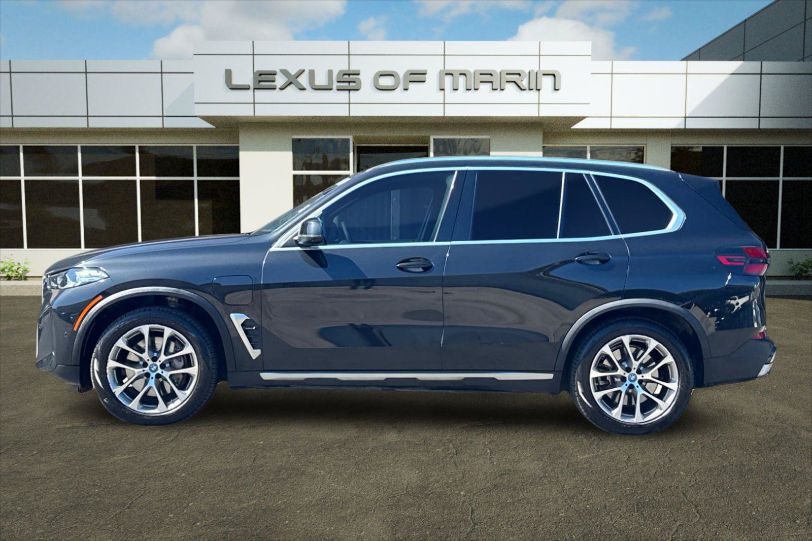 Used 2024 BMW X5 xDrive50e w/ Premium Package AWD/4WD image 2