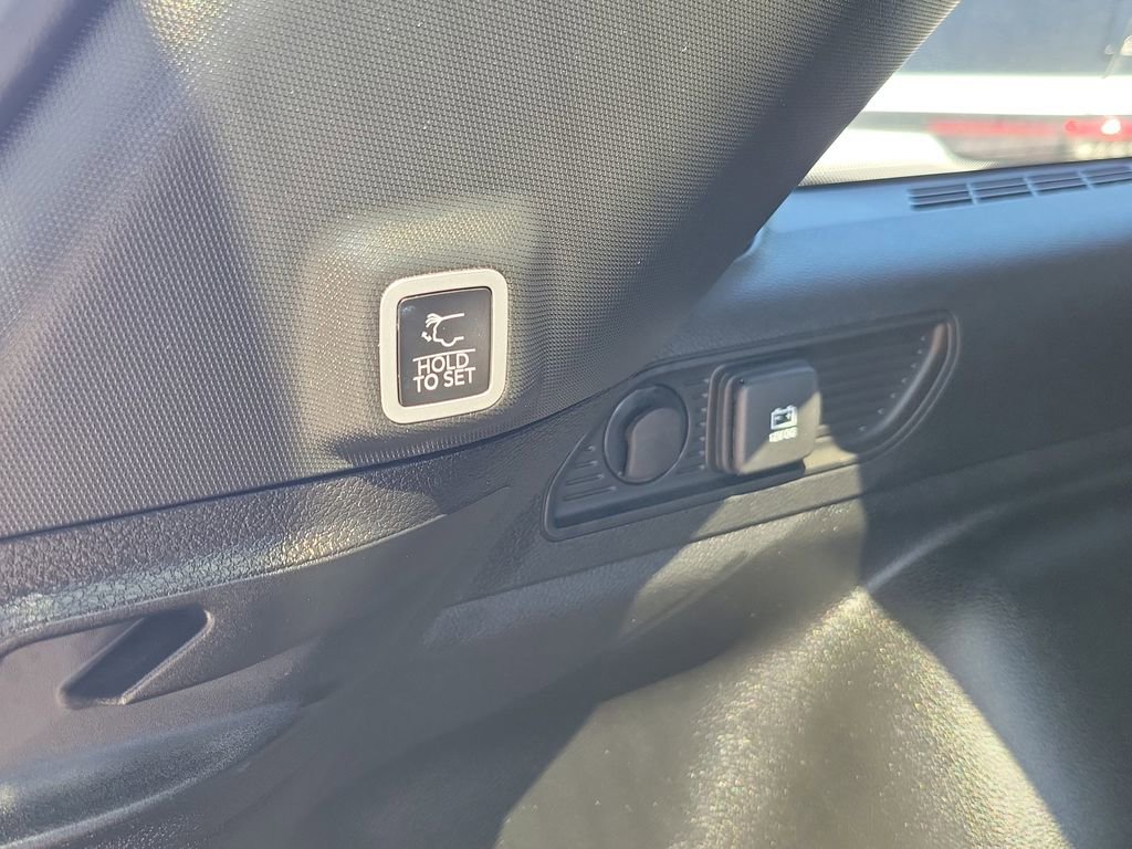Used 2023 Jeep Grand Cherokee Altitude AWD/4WD image 9
