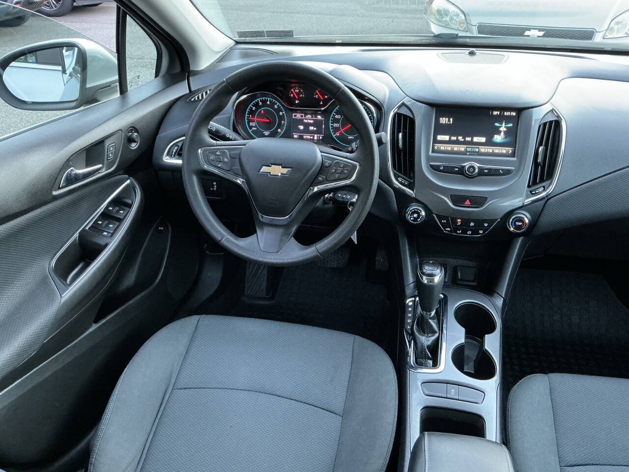 Used 2018 Chevrolet Cruze LT FWD image 17
