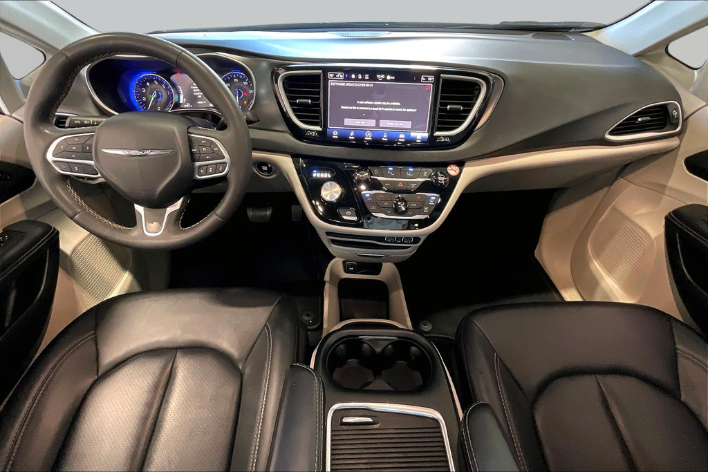 Used 2024 Chrysler Pacifica Touring-L FWD image 6
