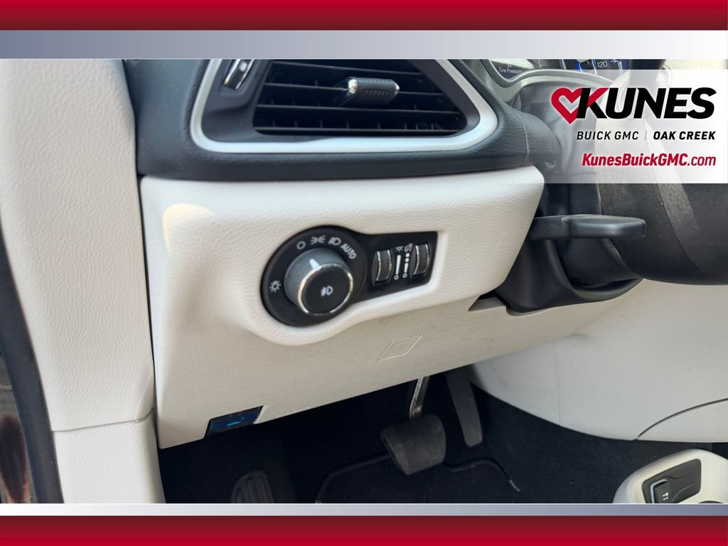 Used 2024 Chrysler Pacifica Touring-L FWD image 19