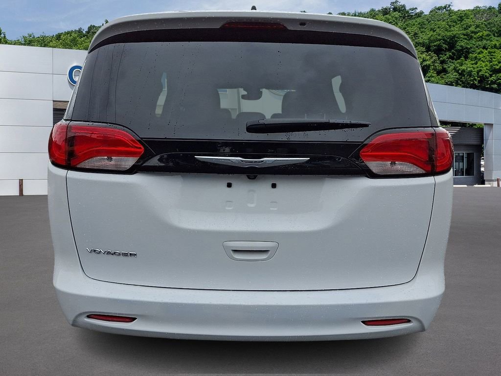 Used 2024 Chrysler Voyager LX image 5