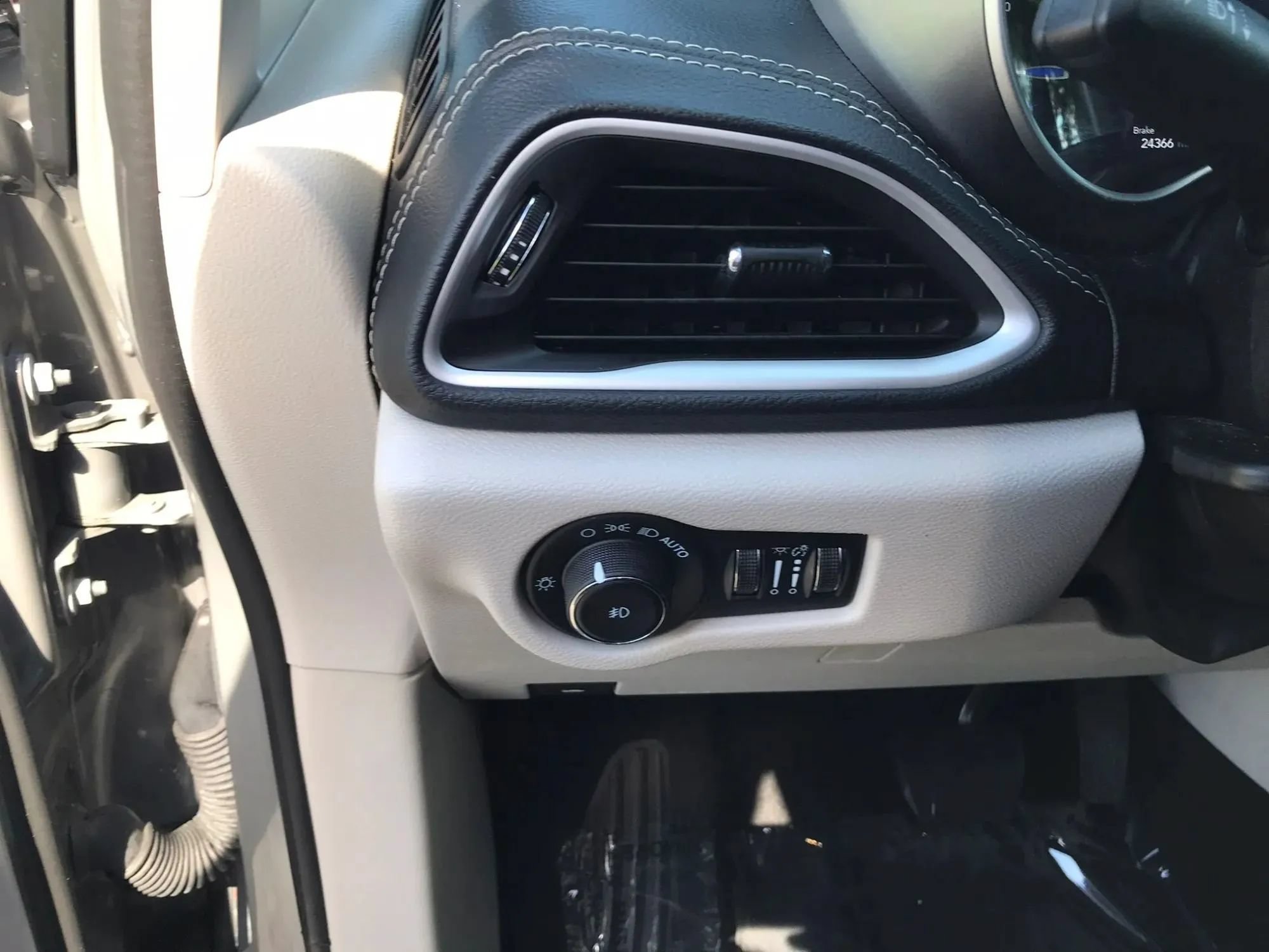 Used 2023 Chrysler Pacifica Touring-L FWD image 15