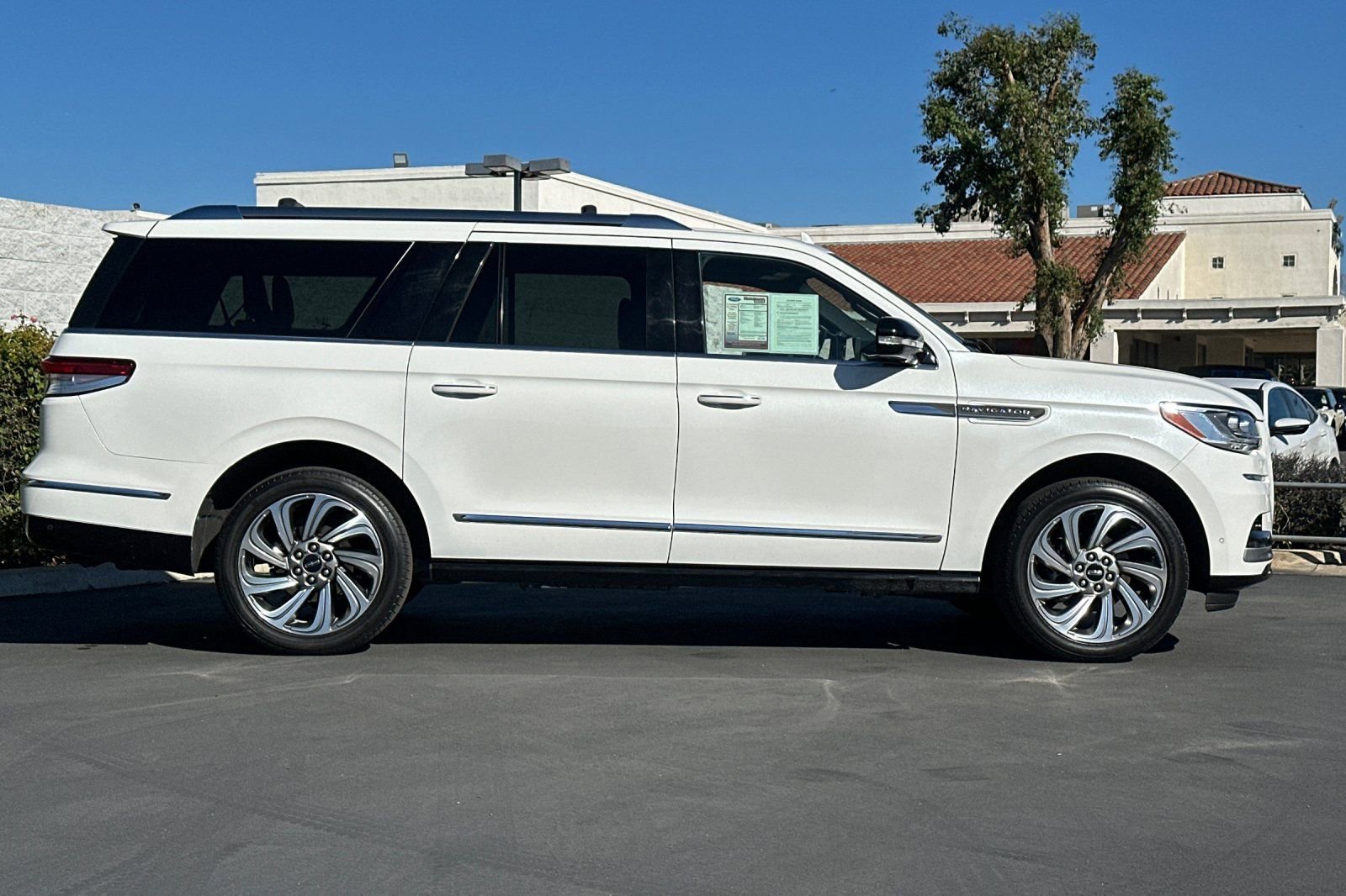 Used 2023 Lincoln Navigator L Reserve image 3