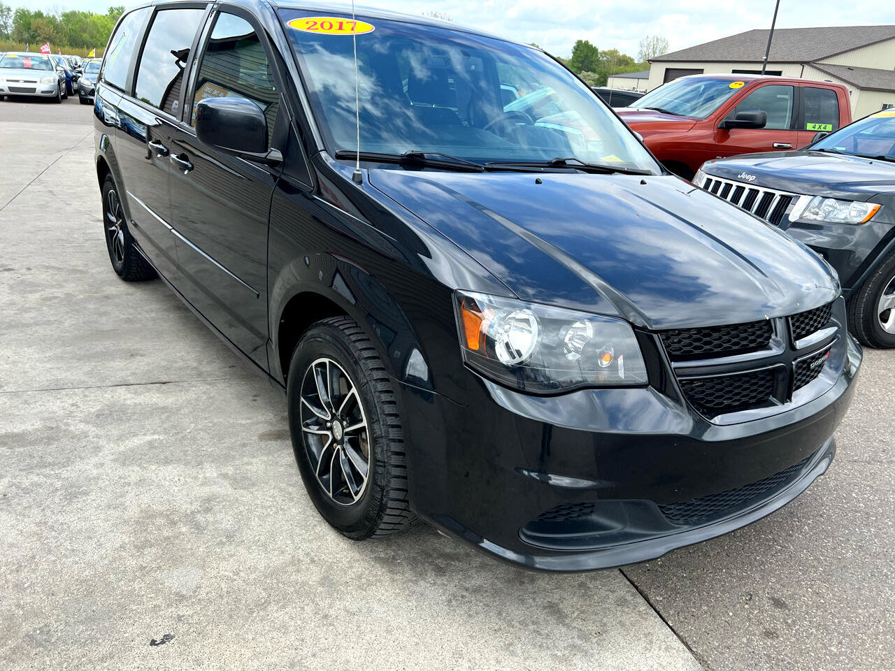 Used 2017 Dodge Grand Caravan SE image 3