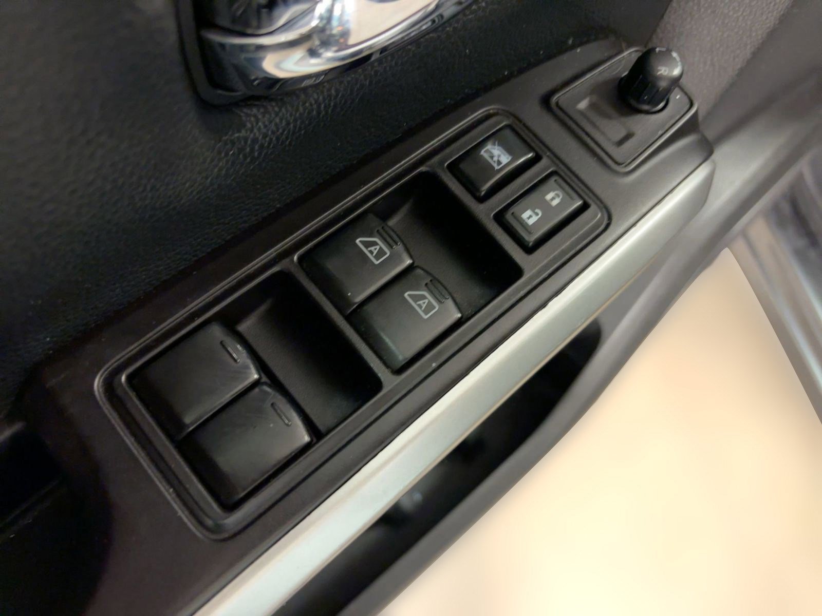 Used 2019 Nissan Titan SV w/ SV Convenience Package image 21