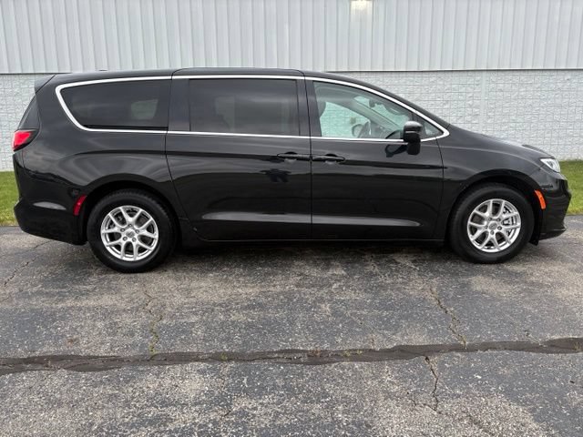 Used 2023 Chrysler Pacifica Touring-L FWD image 20