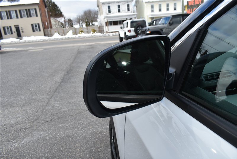 Used 2022 Jeep Compass Limited w/ Sun and Sound Group image 9