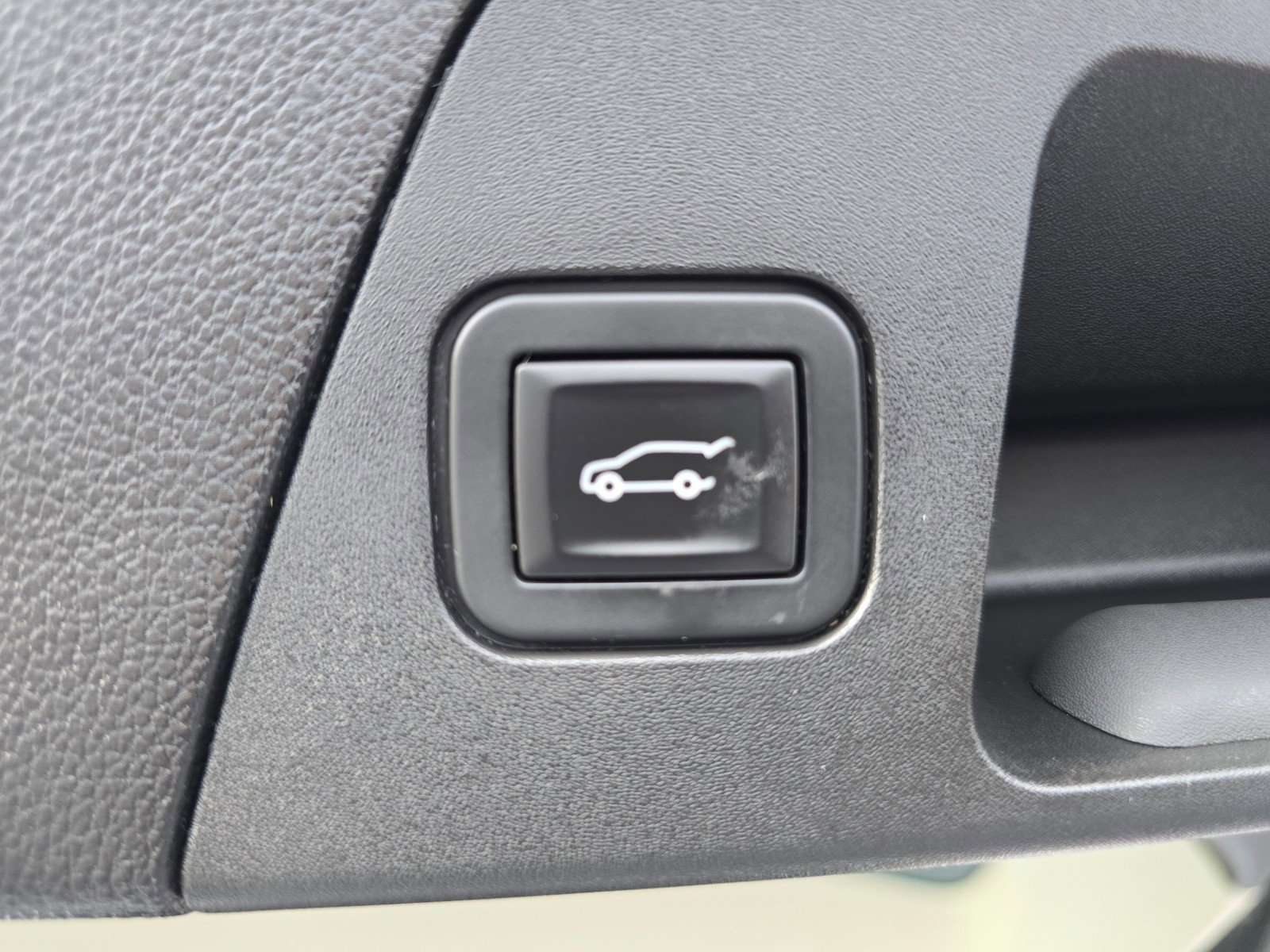 Used 2019 Buick Envision Essence w/ LPO, Active Package image 17