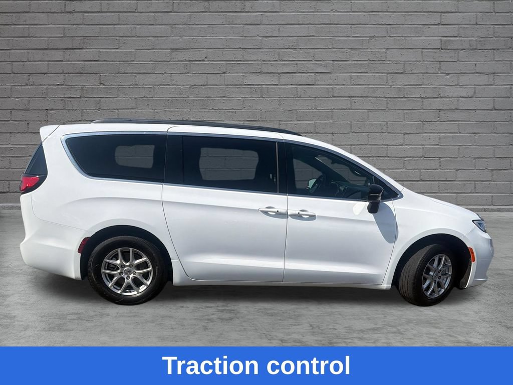 Used 2025 Chrysler Pacifica Select FWD image 9