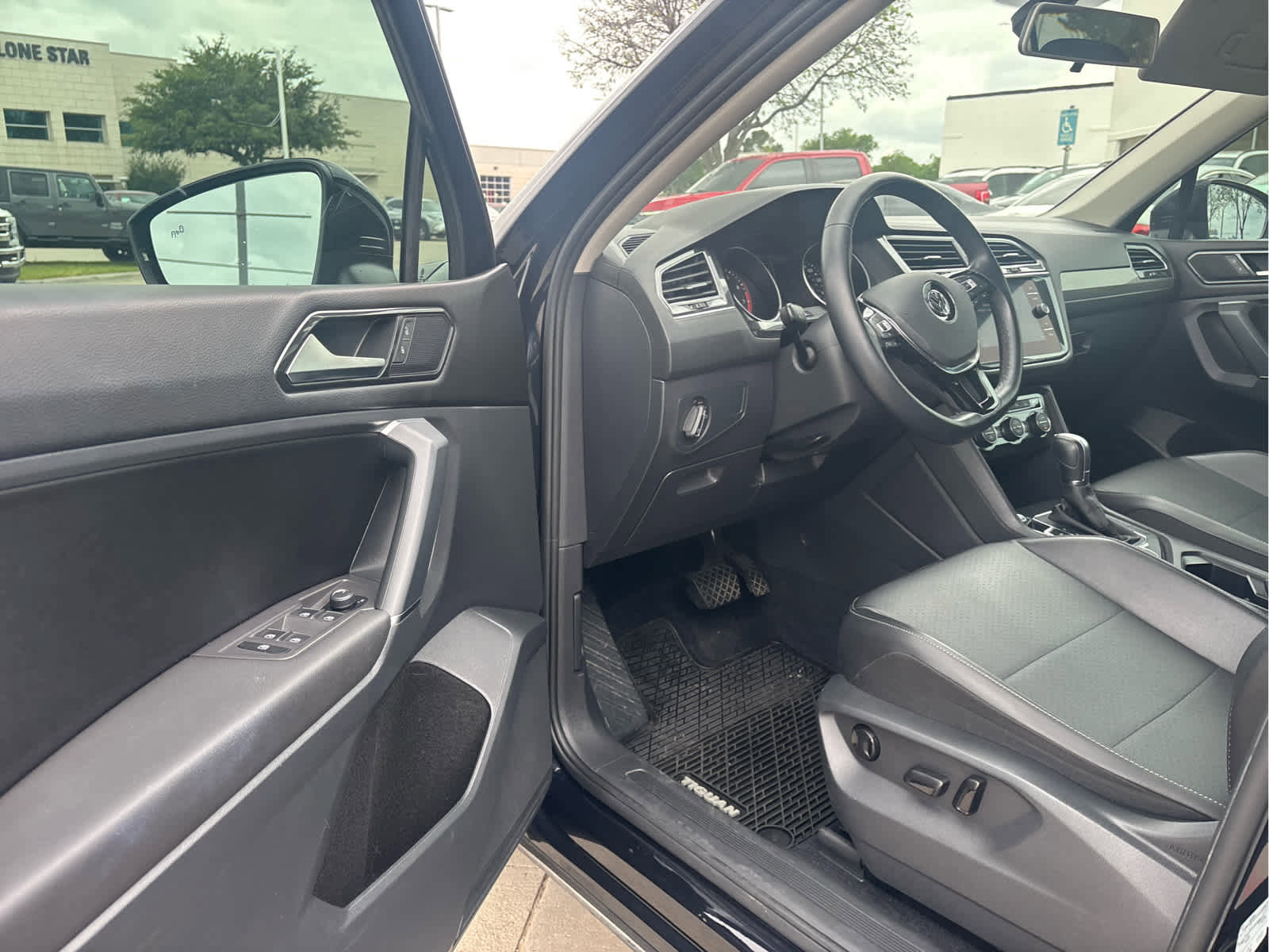 Used 2018 Volkswagen Tiguan SE image 6