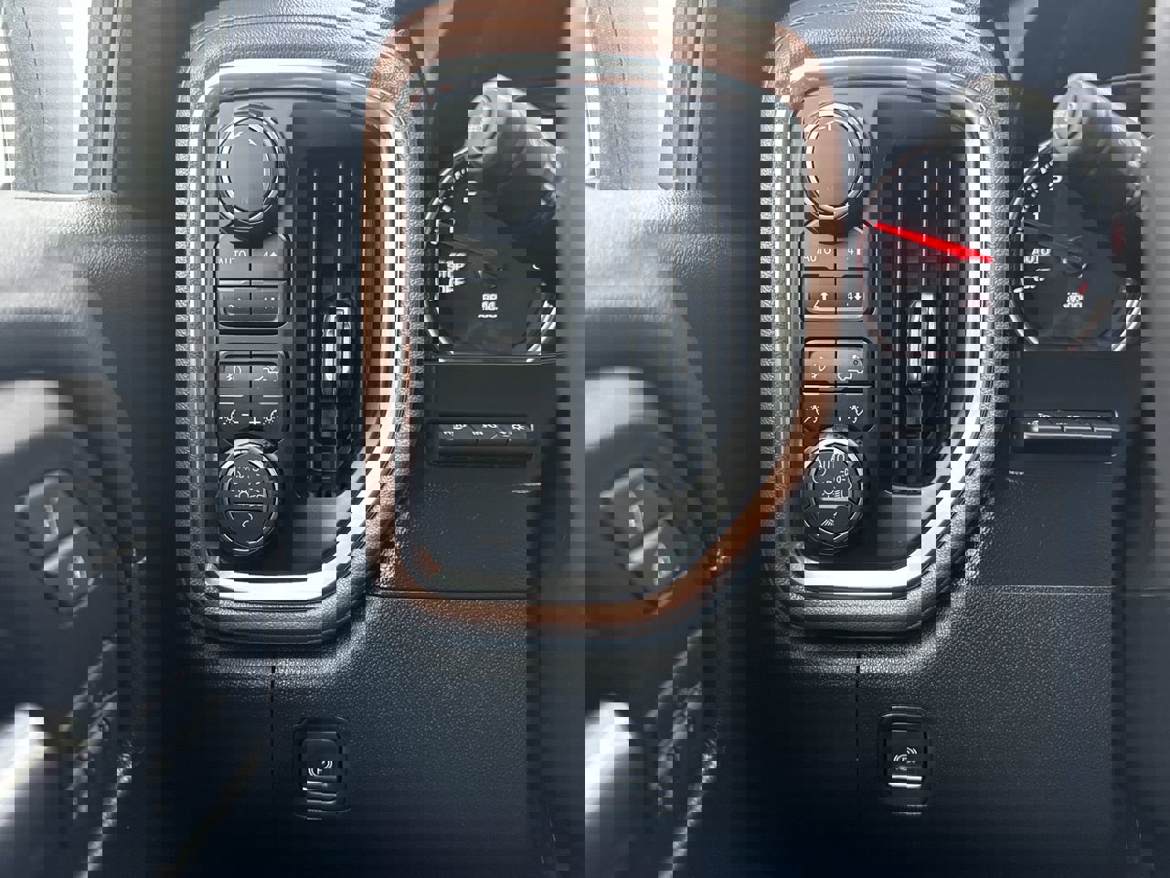 Used 2019 Chevrolet Silverado 1500 High Country w/ Technology Package image 17