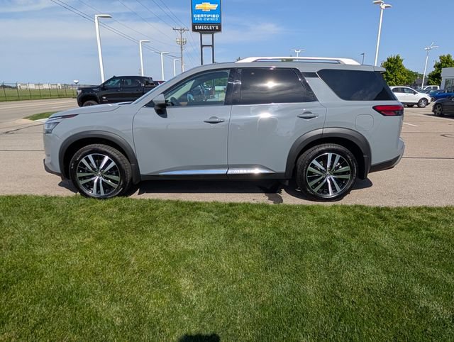 Used 2024 Nissan Pathfinder Platinum AWD/4WD image 10