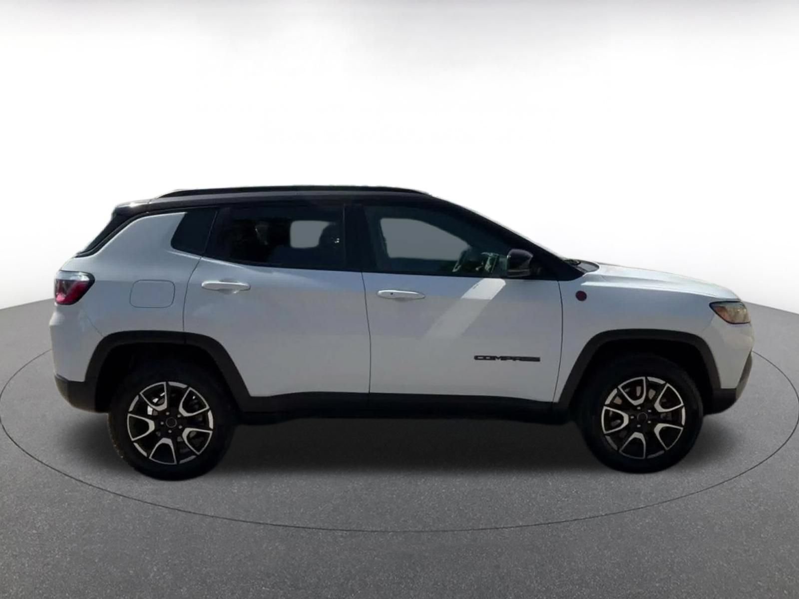 Used 2025 Jeep Compass Trailhawk AWD/4WD image 15