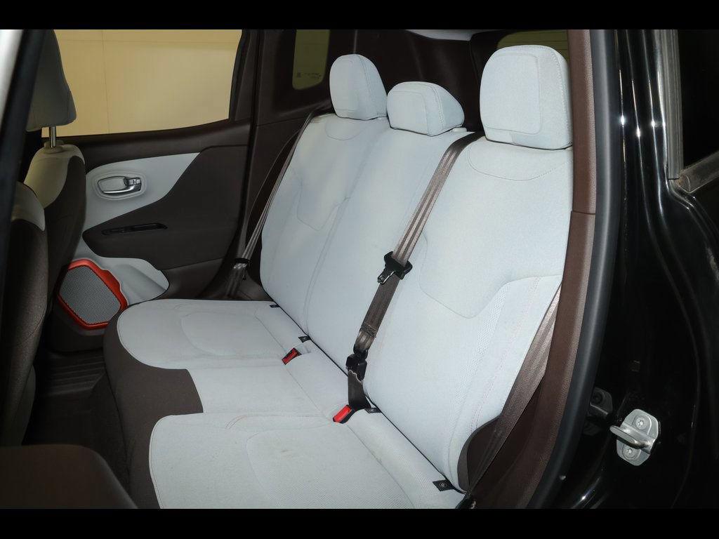 Used 2015 Jeep Renegade Latitude w/ Cold Weather Group FWD image 18