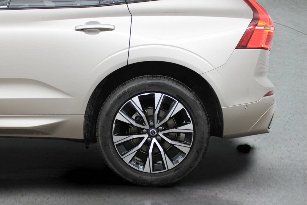 Used 2025 Volvo XC60 B5 Plus w/ Protection Package Premier AWD/4WD image 8