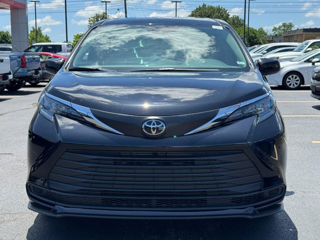 Used 2026 Toyota Sienna LE FWD image 11