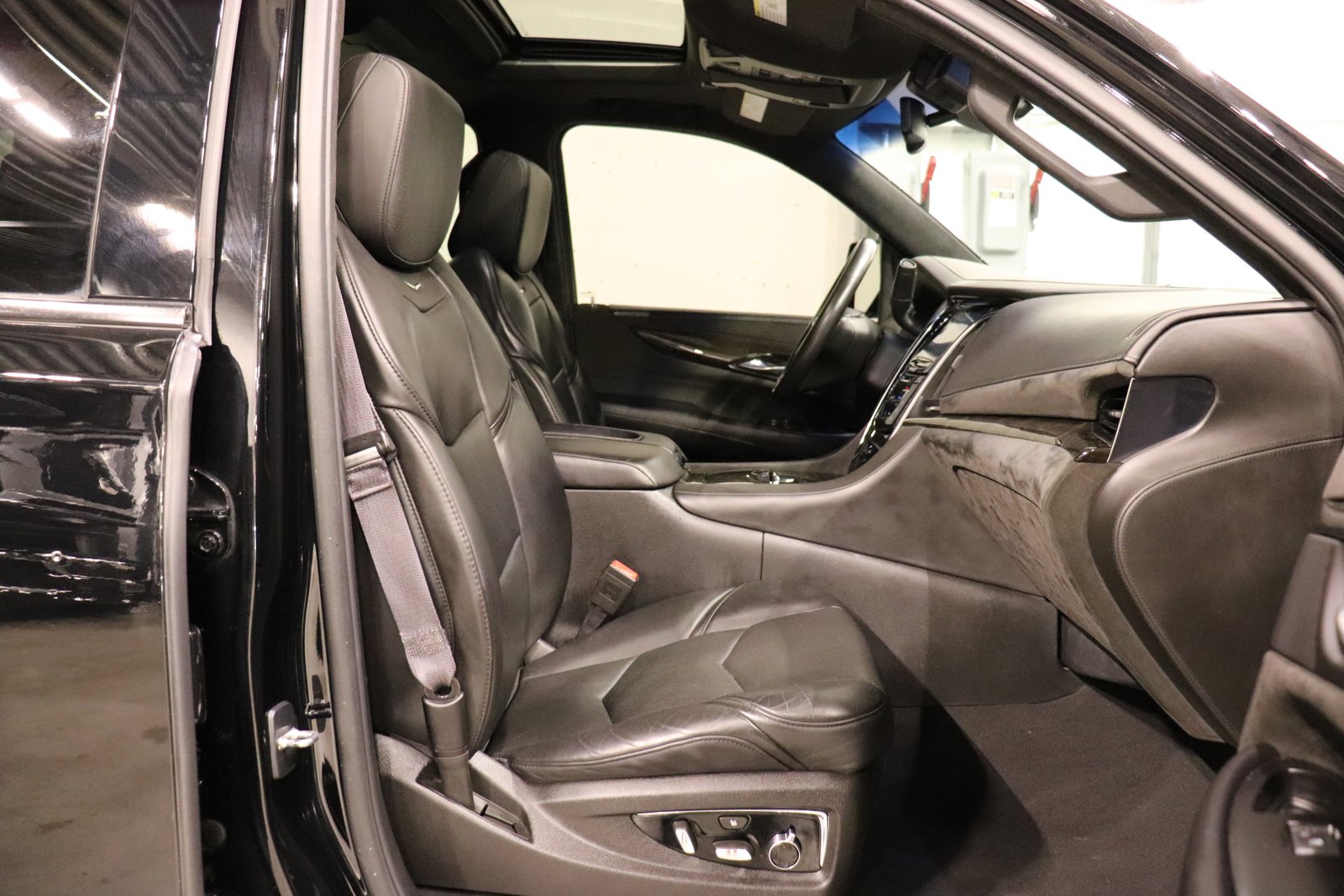 Used 2015 Cadillac Escalade Platinum image 14