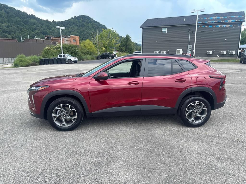 Used 2025 Chevrolet Trax LT FWD image 2