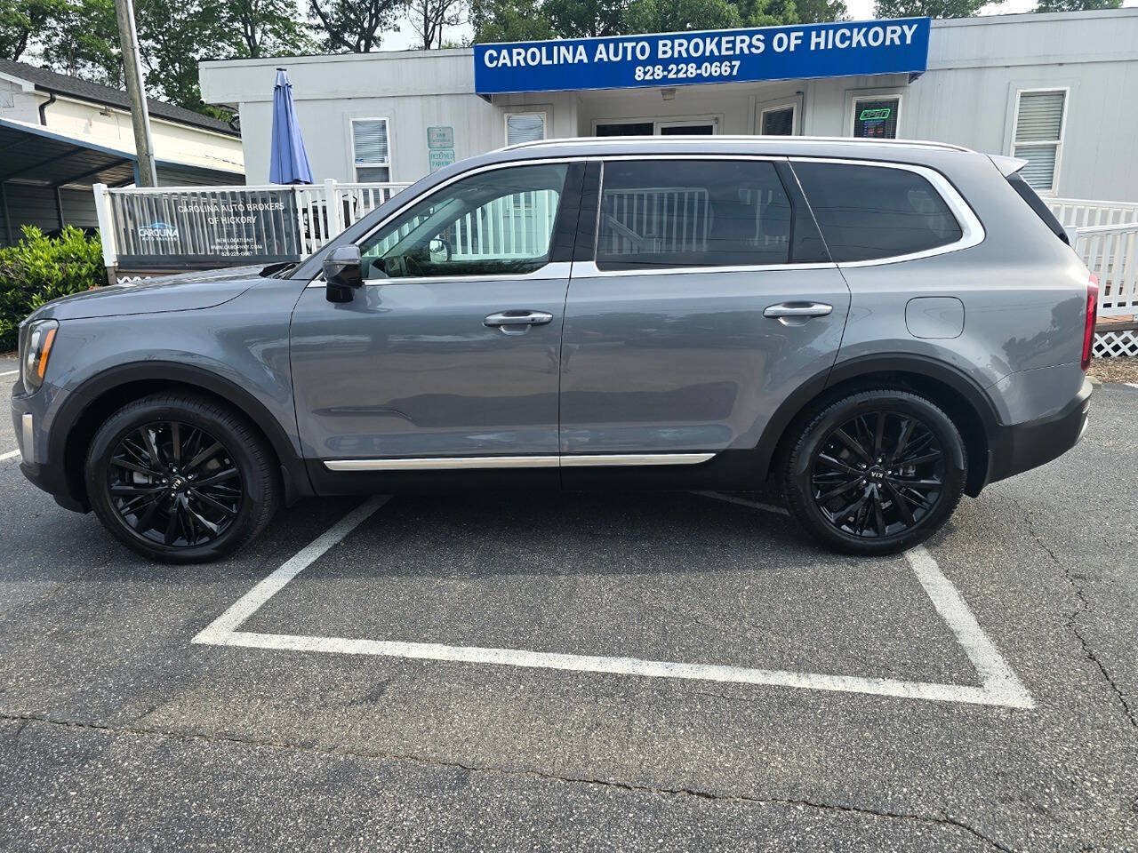Used 2021 Kia Telluride SX w/ Towing Package FWD image 3