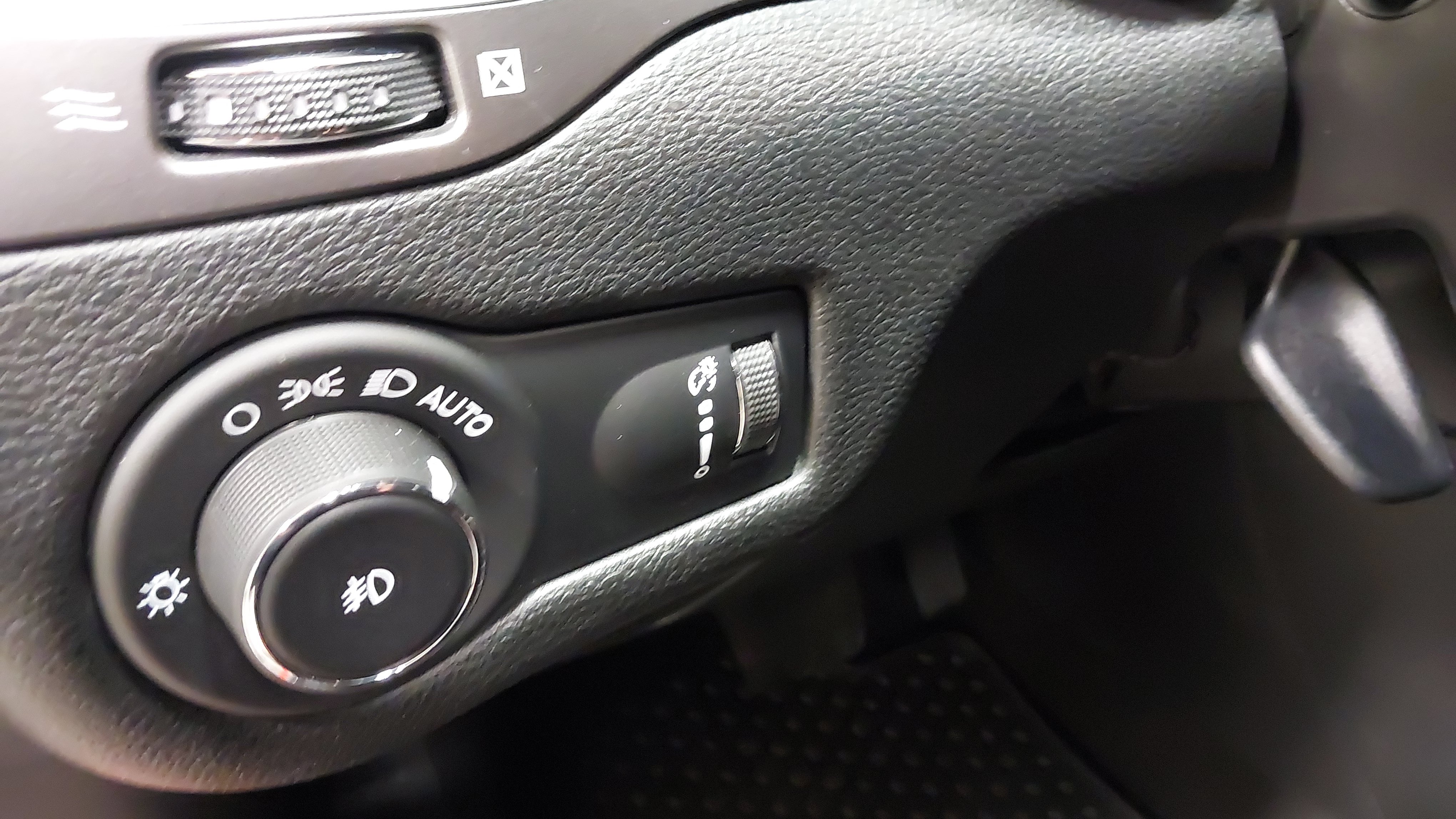 Used 2019 Jeep Cherokee Latitude w/ Cold Weather Group AWD/4WD image 23