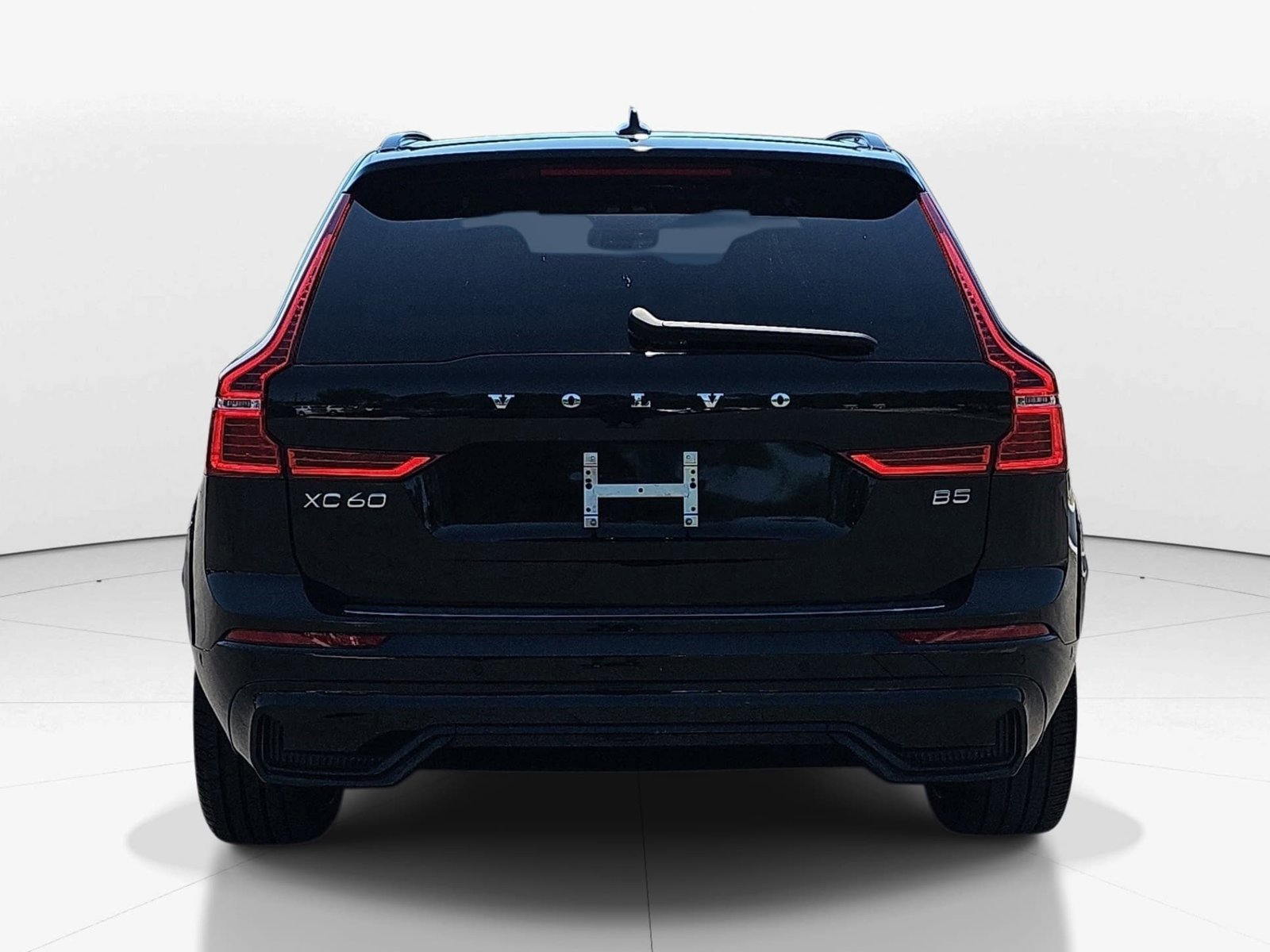 Used 2023 Volvo XC60 B5 Ultimate w/ Protection Package Premier FWD image 4