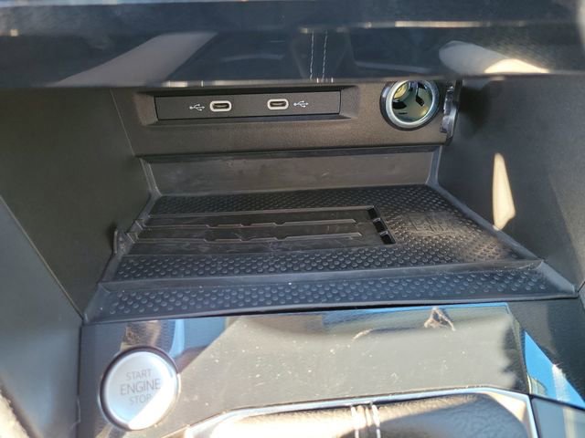 Certified 2025 Volkswagen Taos SE image 30