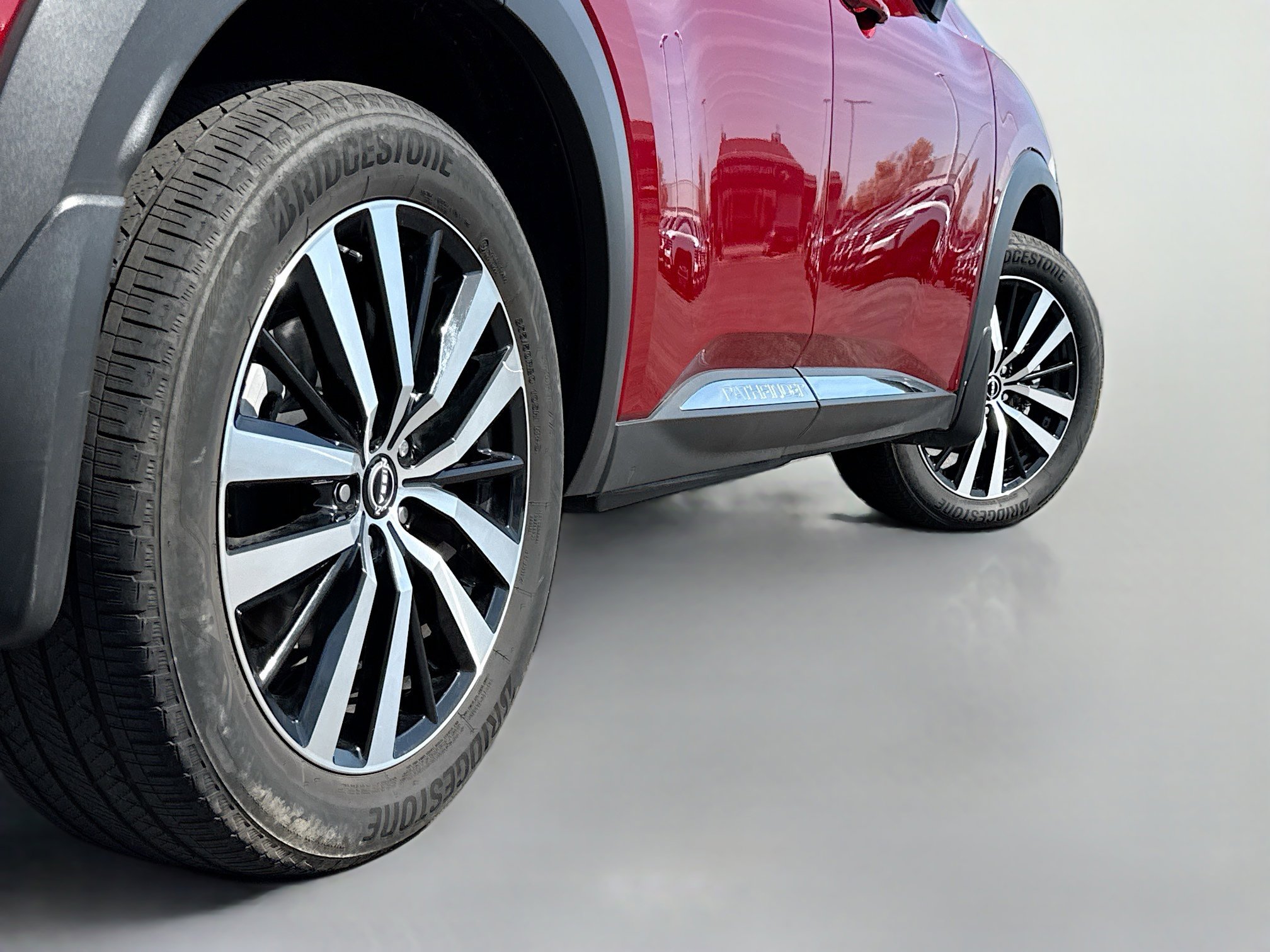 Used 2024 Nissan Pathfinder Platinum w/ Black Appearance Package AWD/4WD image 18