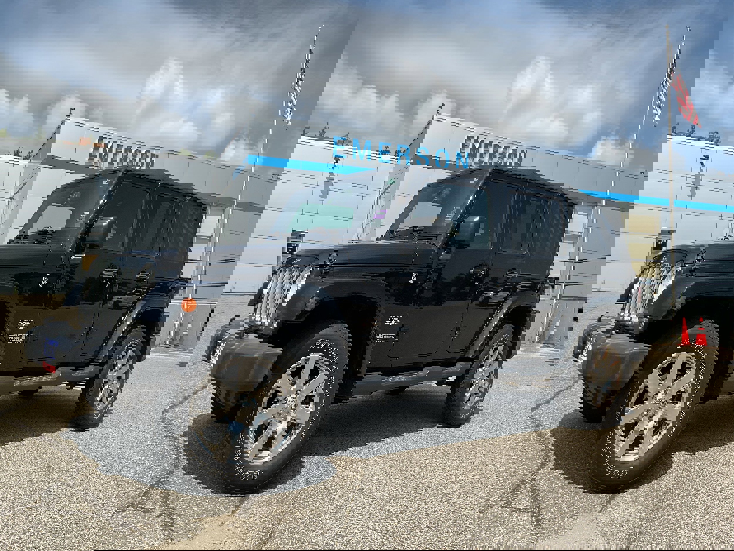 Used 2017 Jeep Wrangler Unlimited Sahara w/ Connectivity Group image 2