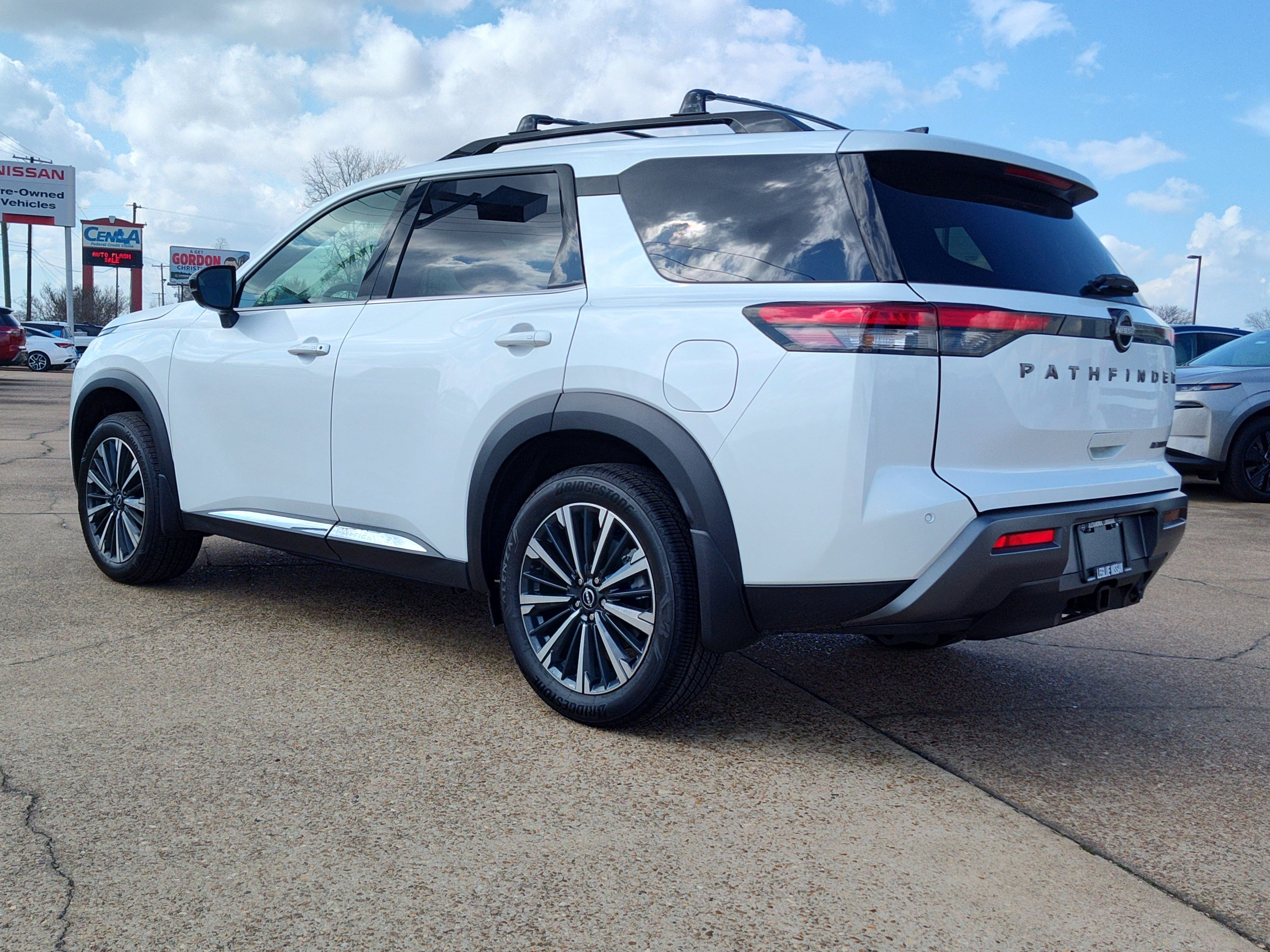 New 2026 Nissan Pathfinder Platinum image 3