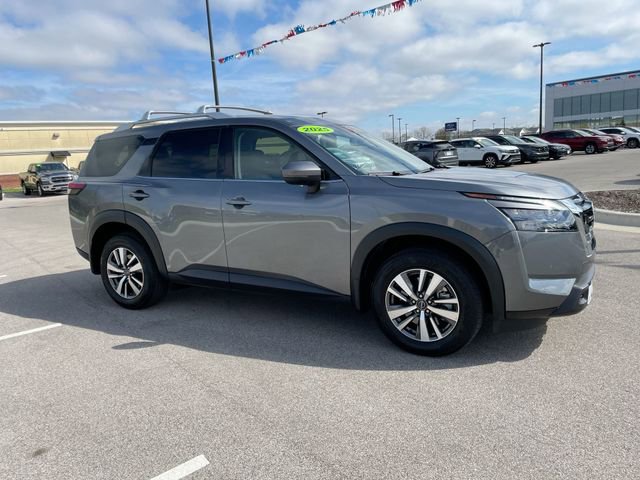 Used 2025 Nissan Pathfinder SL AWD/4WD image 6