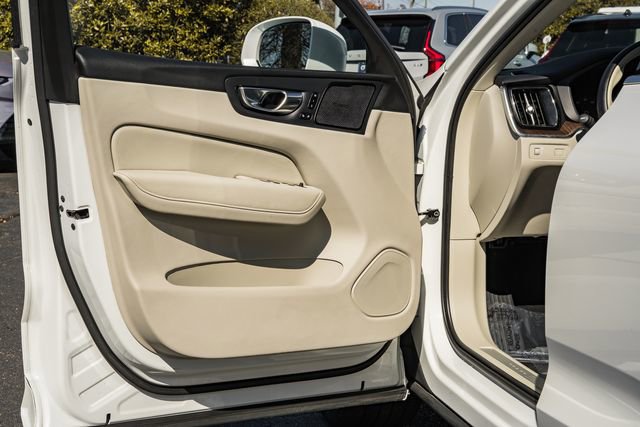 Used 2021 Volvo XC60 T5 Momentum w/ Advanced Package image 38