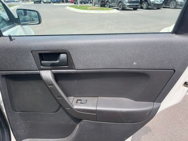 Used 2010 Ford Focus SE FWD image 11
