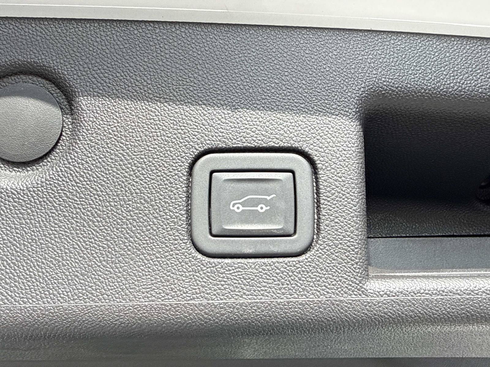 Used 2023 Chevrolet Equinox Premier FWD image 33