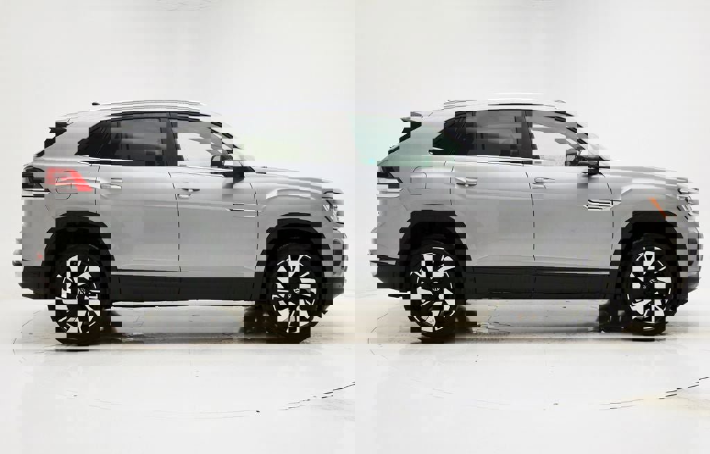 Used 2025 Volkswagen Atlas Cross Sport SE image 3