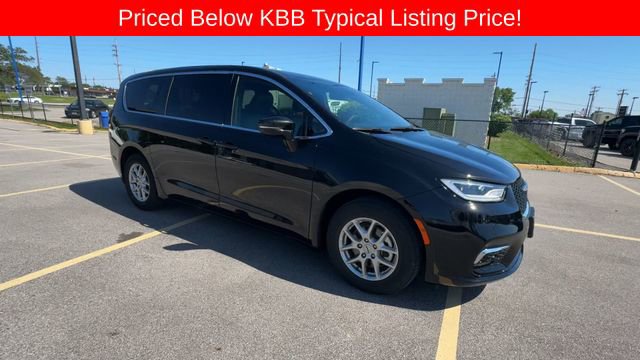 Used 2025 Chrysler Pacifica Select FWD image 2
