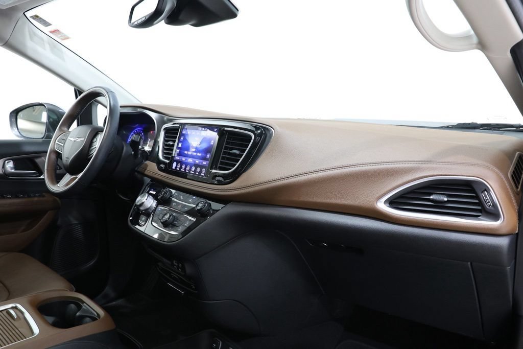 Used 2017 Chrysler Pacifica Limited w/ UConnect Theater Package FWD image 16