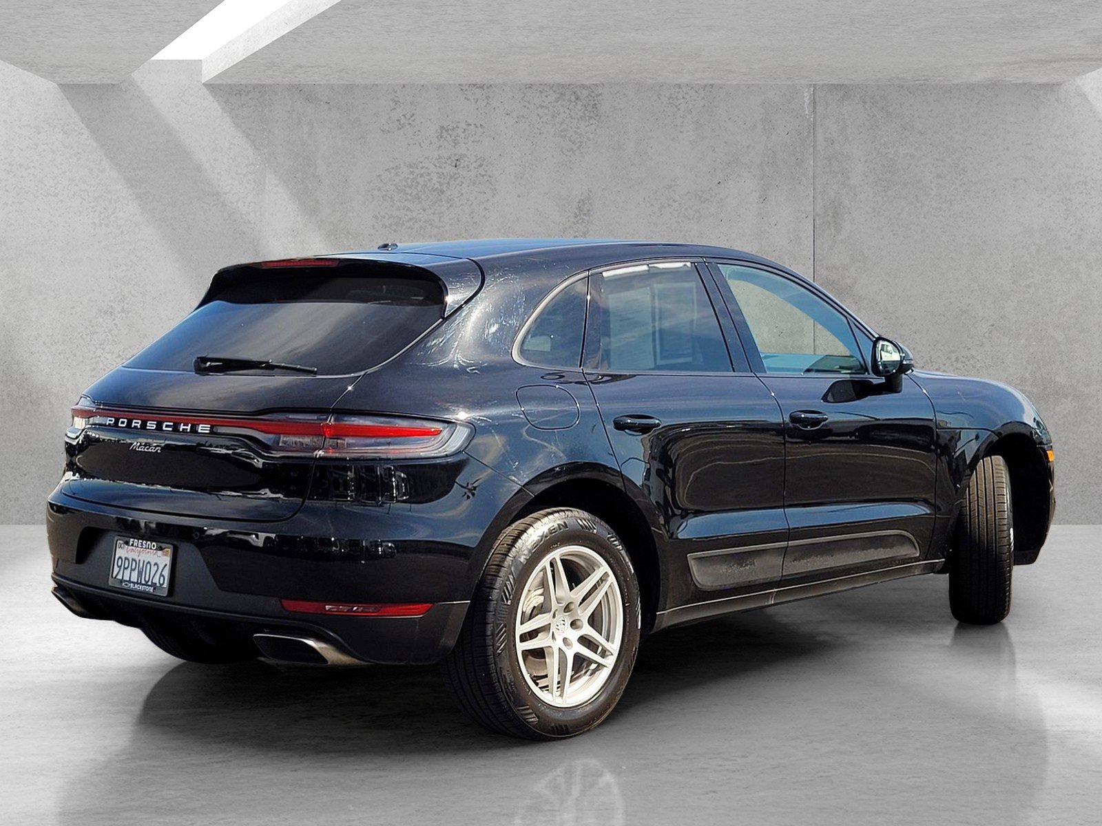 Used 2020 Porsche Macan w/ Premium Package image 4