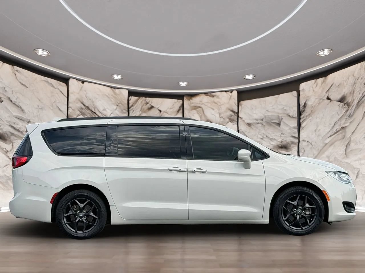Used 2020 Chrysler Pacifica Touring-L w/ S Appearance Package FWD image 4