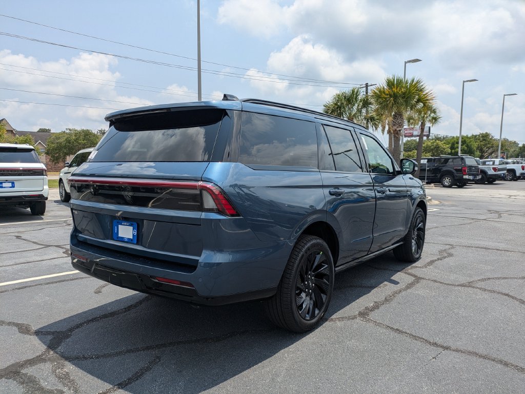 New 2027 Lincoln Navigator Reserve w/ Jet Appearance Package RWD image 4