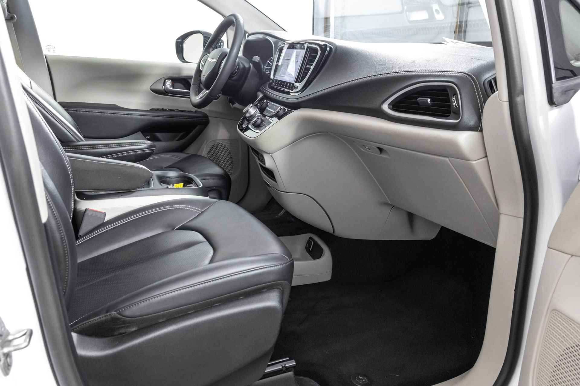 Used 2024 Chrysler Pacifica Limited FWD image 43