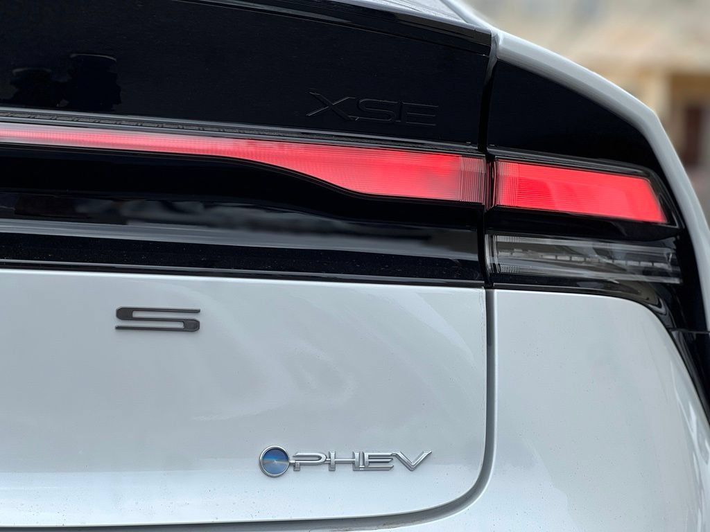 New 2027 Toyota Prius Plug-In Hybrid FWD image 7