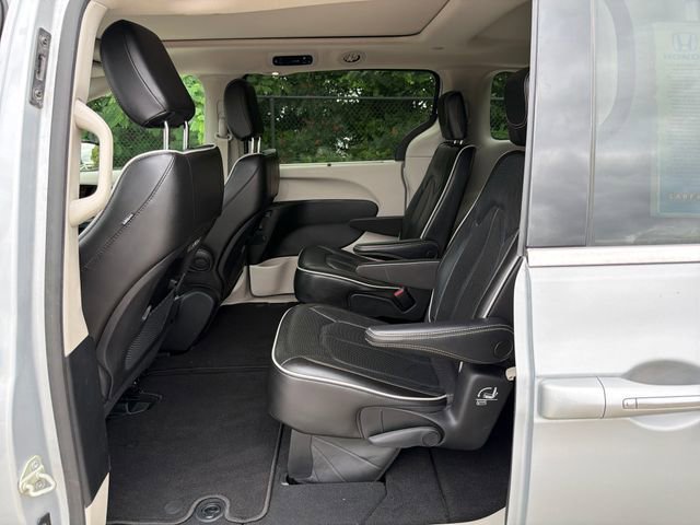 Used 2023 Chrysler Pacifica Limited FWD image 14