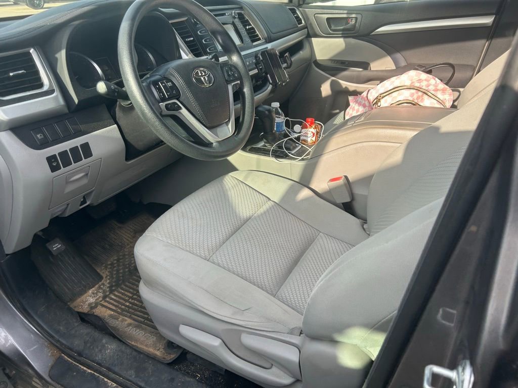 Used 2017 Toyota Highlander LE FWD image 7
