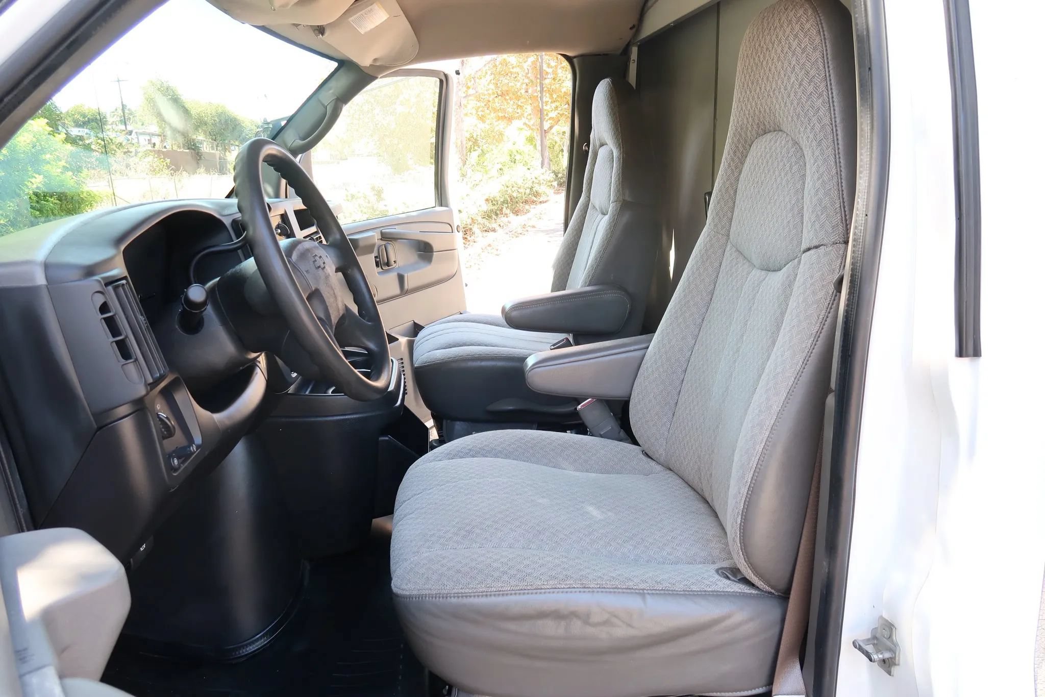 Used 2004 Chevrolet Express 3500 w/ Chrome Appearance Package RWD image 27